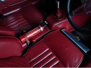 Де повинен зберігатися вогнегасник у автомобілі?