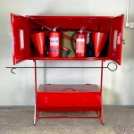 Стенд пожежний закритого типу з перекидним ящиком для піску (0,12куб) з вогнегасниками та інструментом