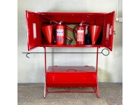 Стенд пожарный закрытого типа с перекидным ящиком для песка (0,12куб)с огнетушителями и инструментом Стенд пожарный закрытого типа с перекидным ящиком для песка (0,12куб)с огнетушителями и инструментом