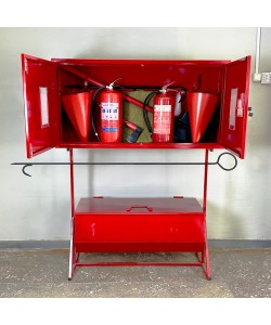 Стенд пожарный закрытого типа с перекидным ящиком для песка (0,12куб)с огнетушителями и инструментом