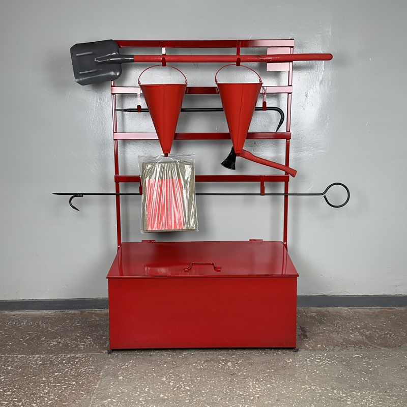 Стенд пожежний відкритого типу зі стаціонарним ящиком для піску (0,2куб) з інструментом