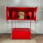 Стенд пожарный закрытого типа со стационарным ящиком для песка (0,2куб) с огнетушителями и инструментом