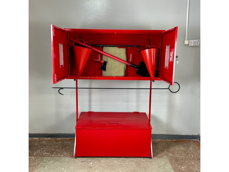 Стенд пожежний закритого типу зі стаціонарним ящиком для піску (0,2куб) з вогнегасниками та інструментом