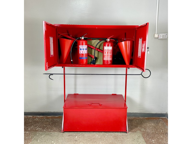 Стенд пожежний закритого типу зі стаціонарним ящиком для піску (0,2куб) з вогнегасниками та інструментом